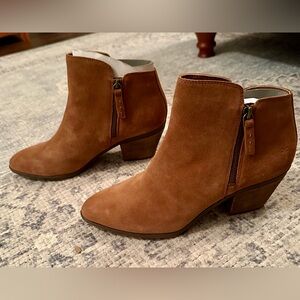 NWOT Frye Brown Suede Ankle Boho Bootie’s with side zippers woman’s 9